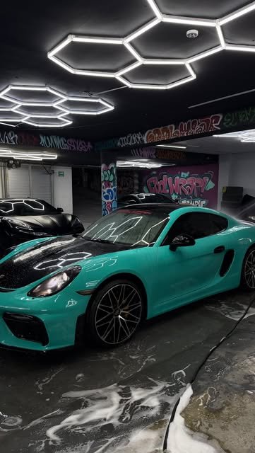 Porsche Cayman en color turquesa